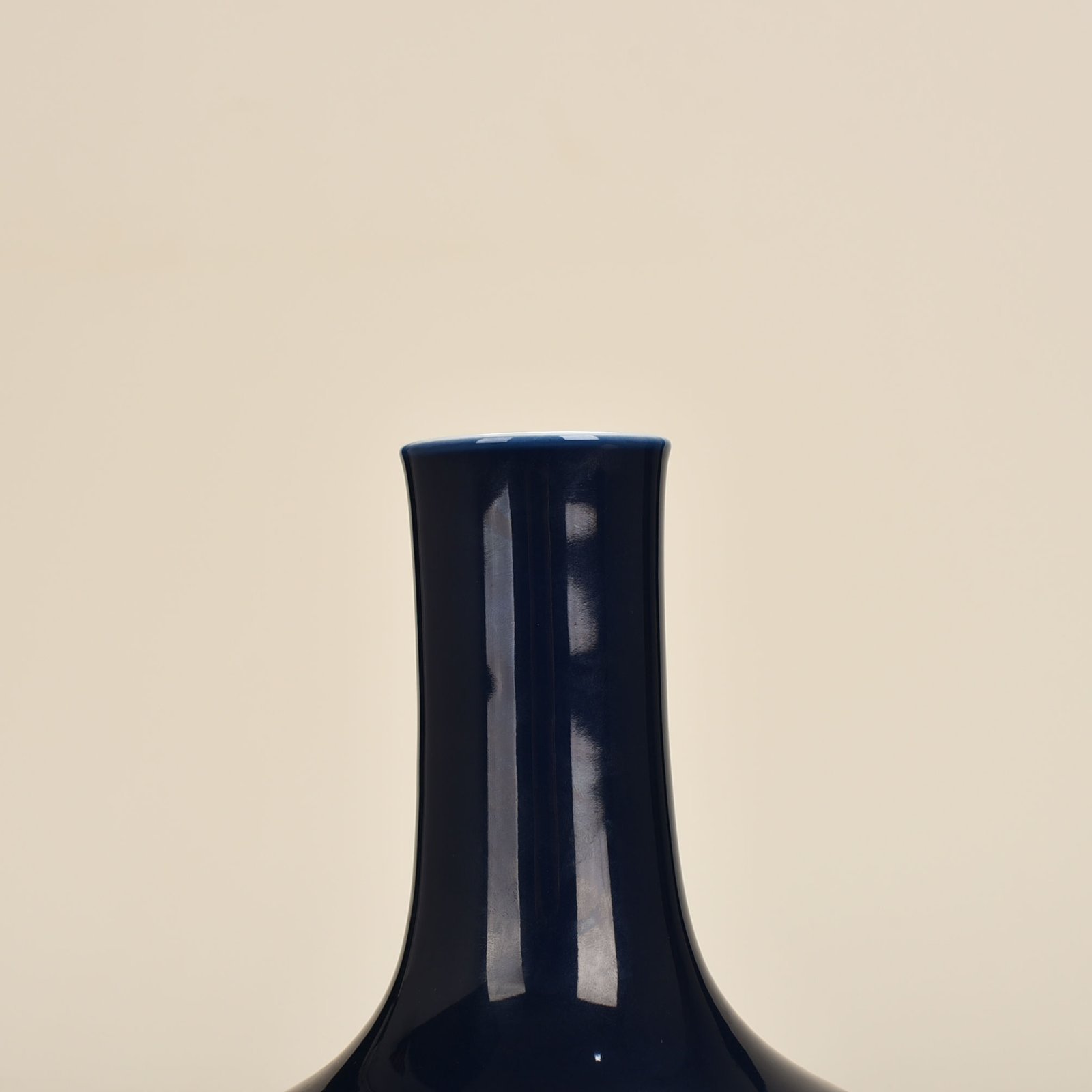 Qing Dynasty Qianlong Festival blue glaze straight neck bottle