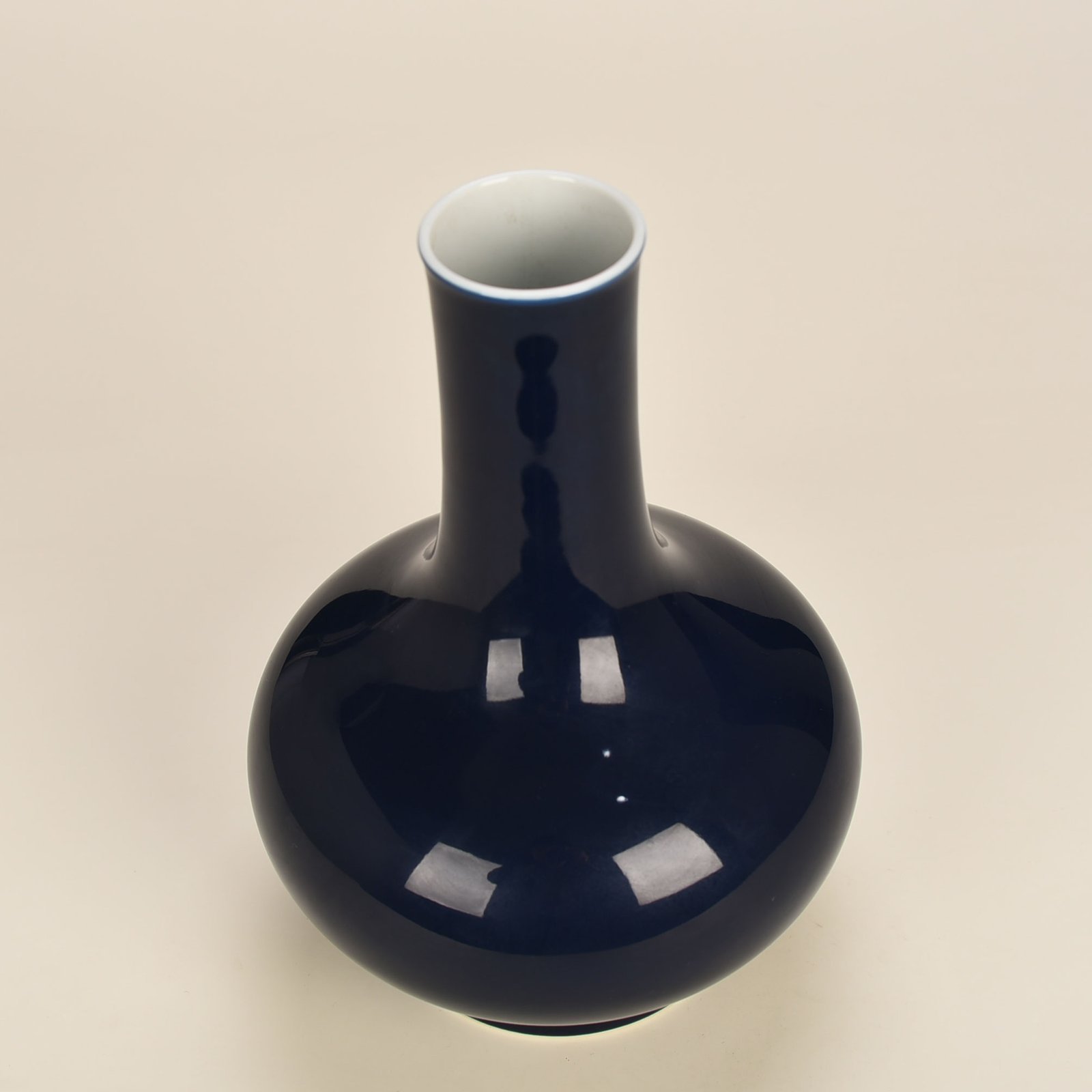 Qing Dynasty Qianlong Festival blue glaze straight neck bottle