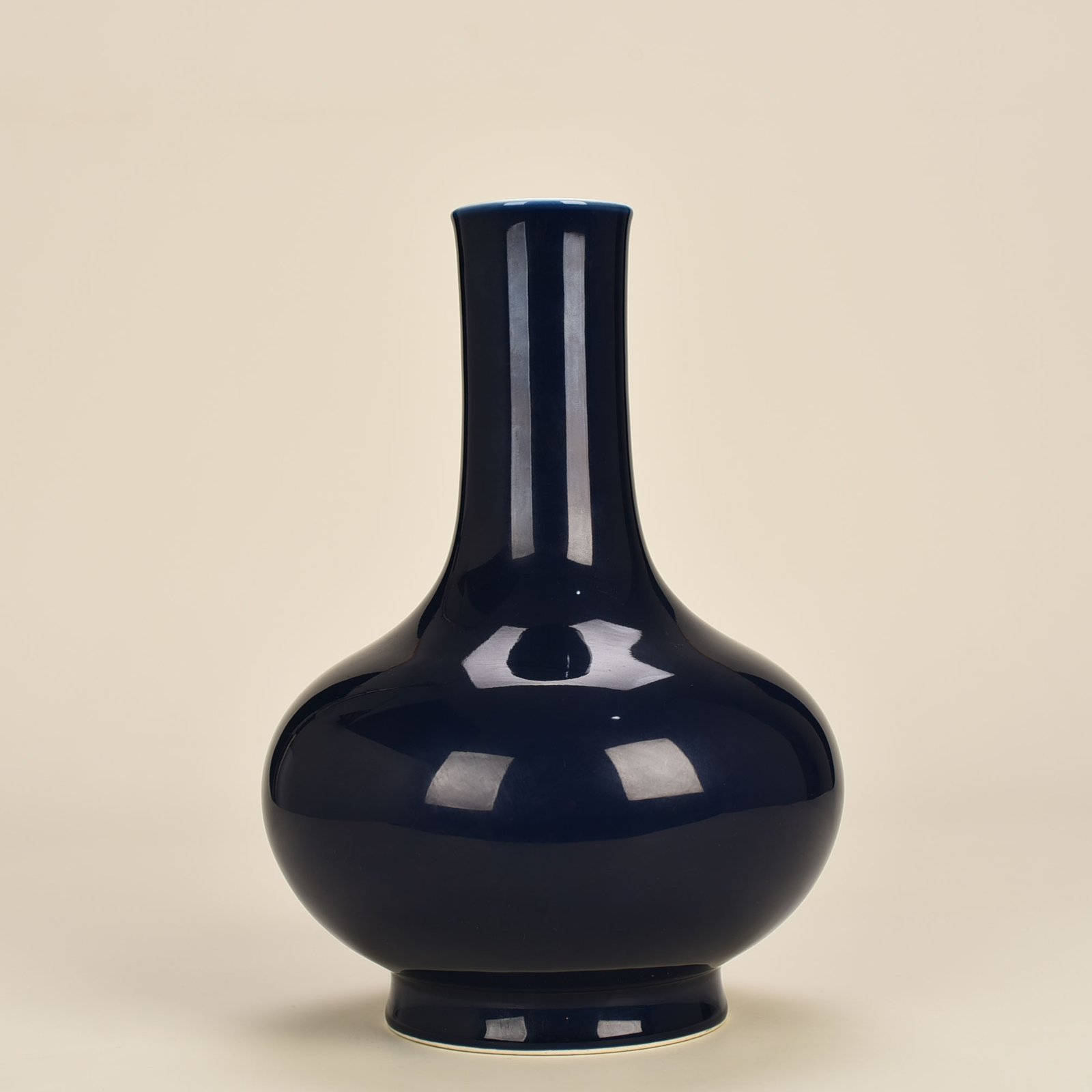 Qing Dynasty Qianlong Festival blue glaze straight neck bottle