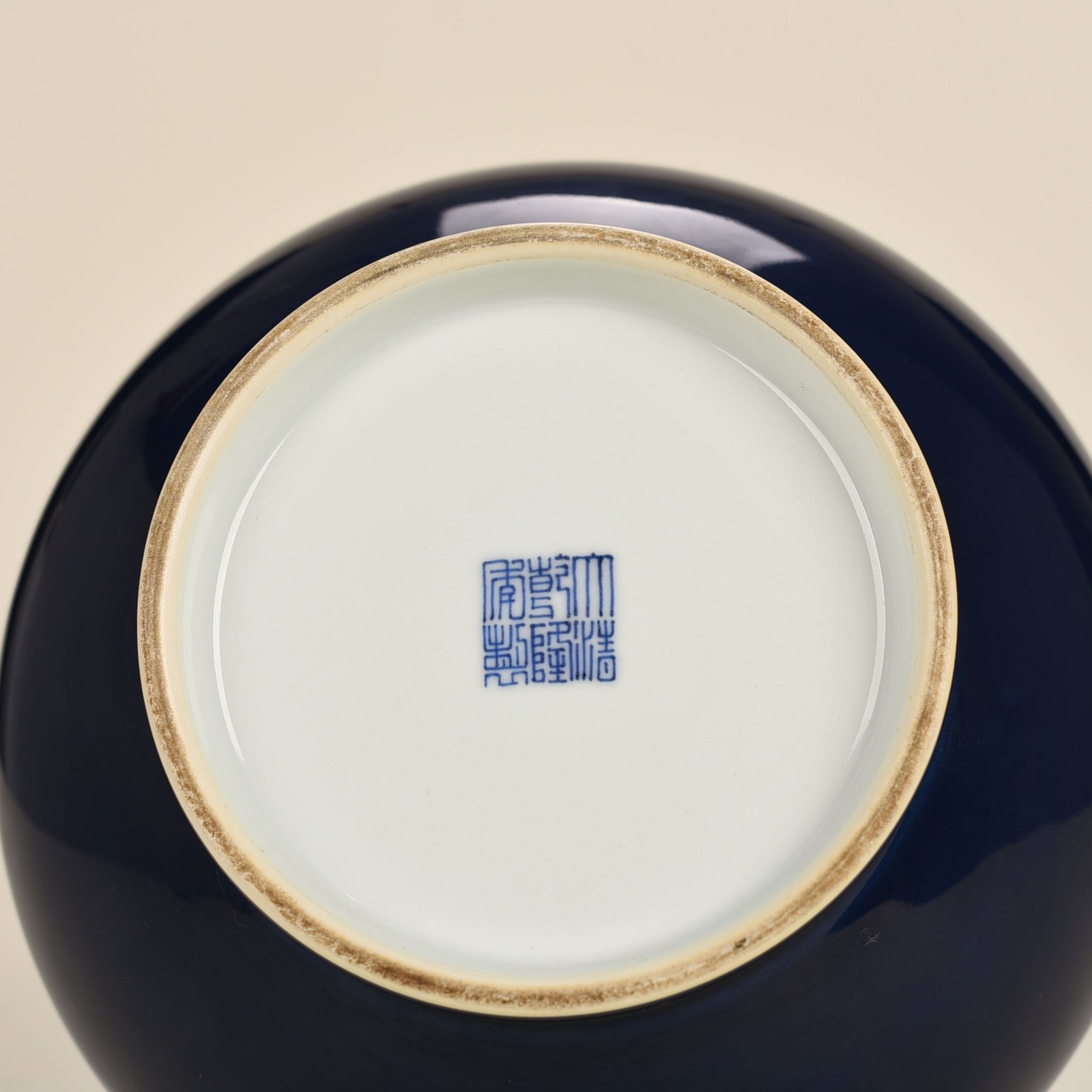 Qing Dynasty Qianlong Festival blue glaze straight neck bottle