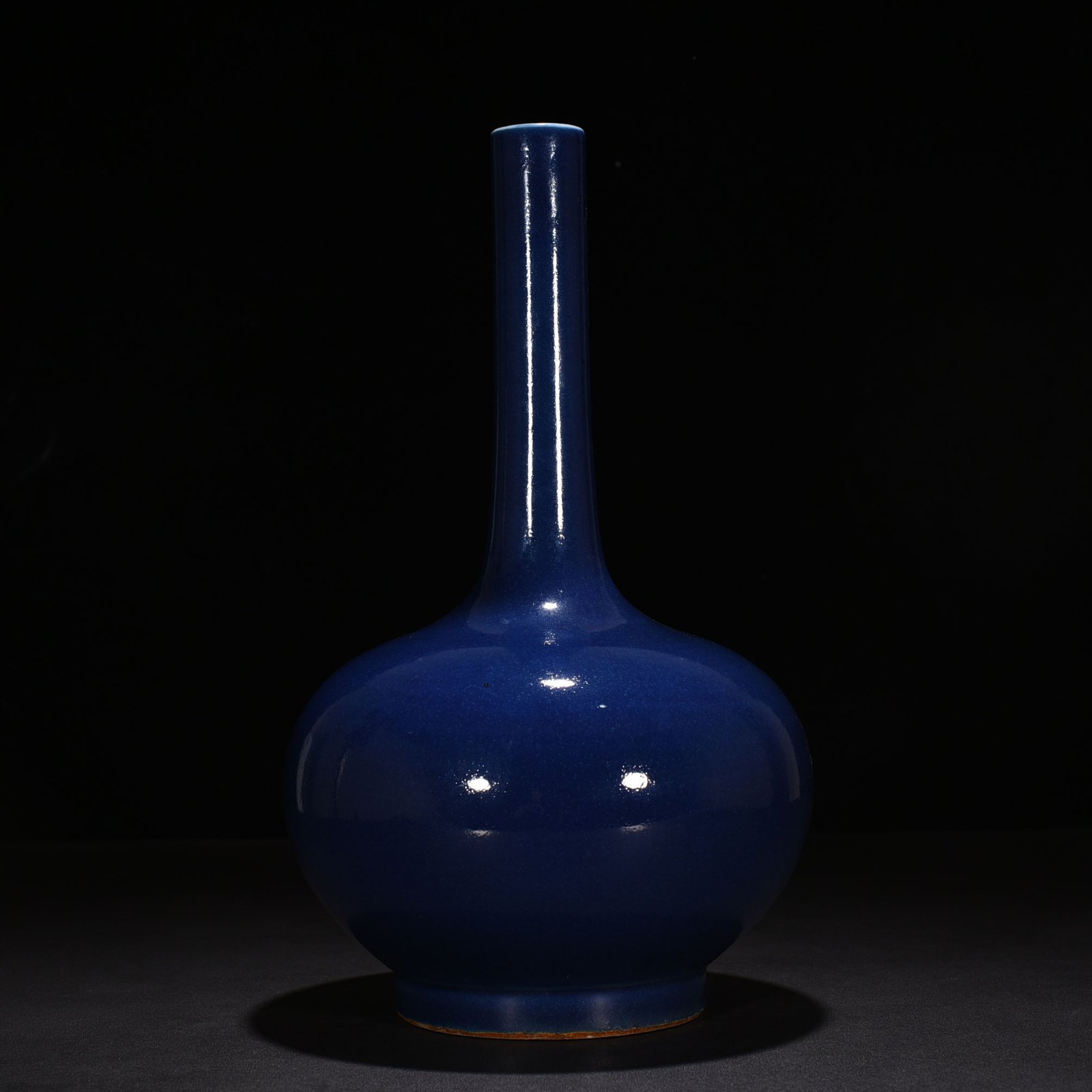 Qing Dynasty Qianlong Festival Blue Glazed Long-neck Vase
