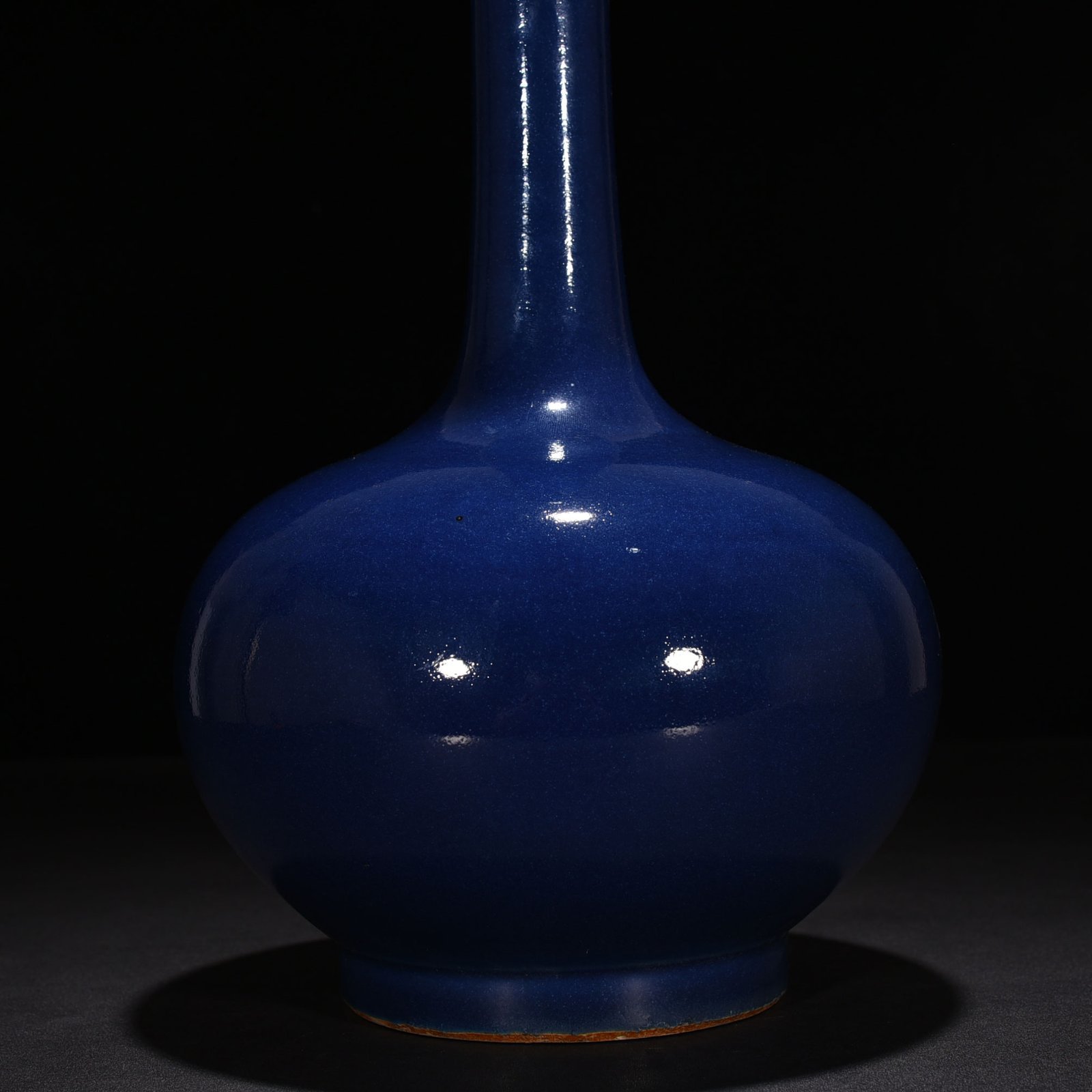 Qing Dynasty Qianlong Festival Blue Glazed Long-neck Vase