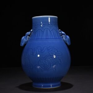Qing Dynasty Qianlong Festival blue glaze carved lion rolling hydrangea deer head statue