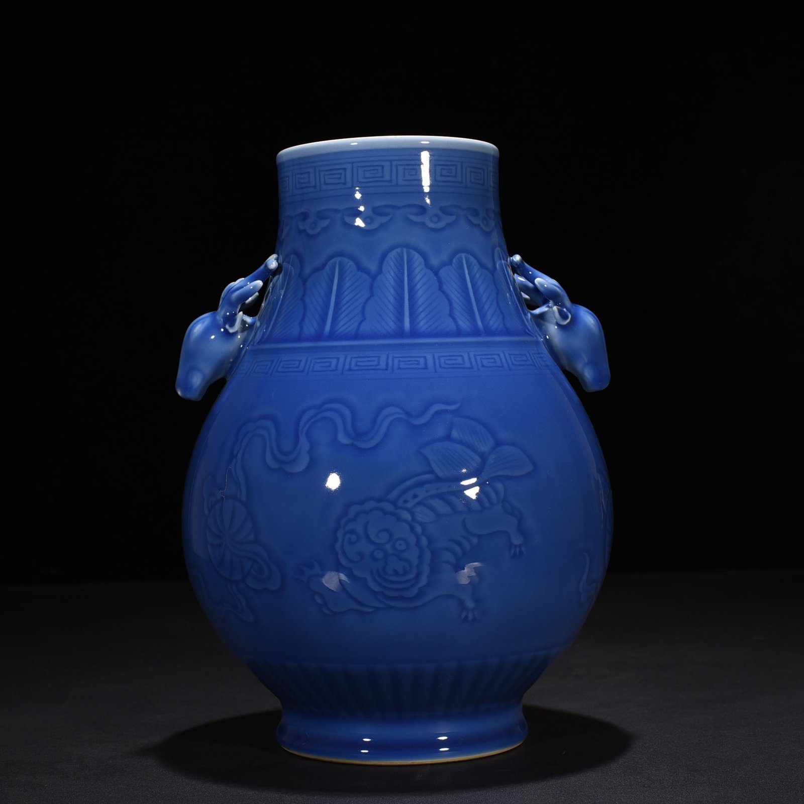 Qing Dynasty Qianlong Festival blue glaze carved lion rolling hydrangea deer head statue