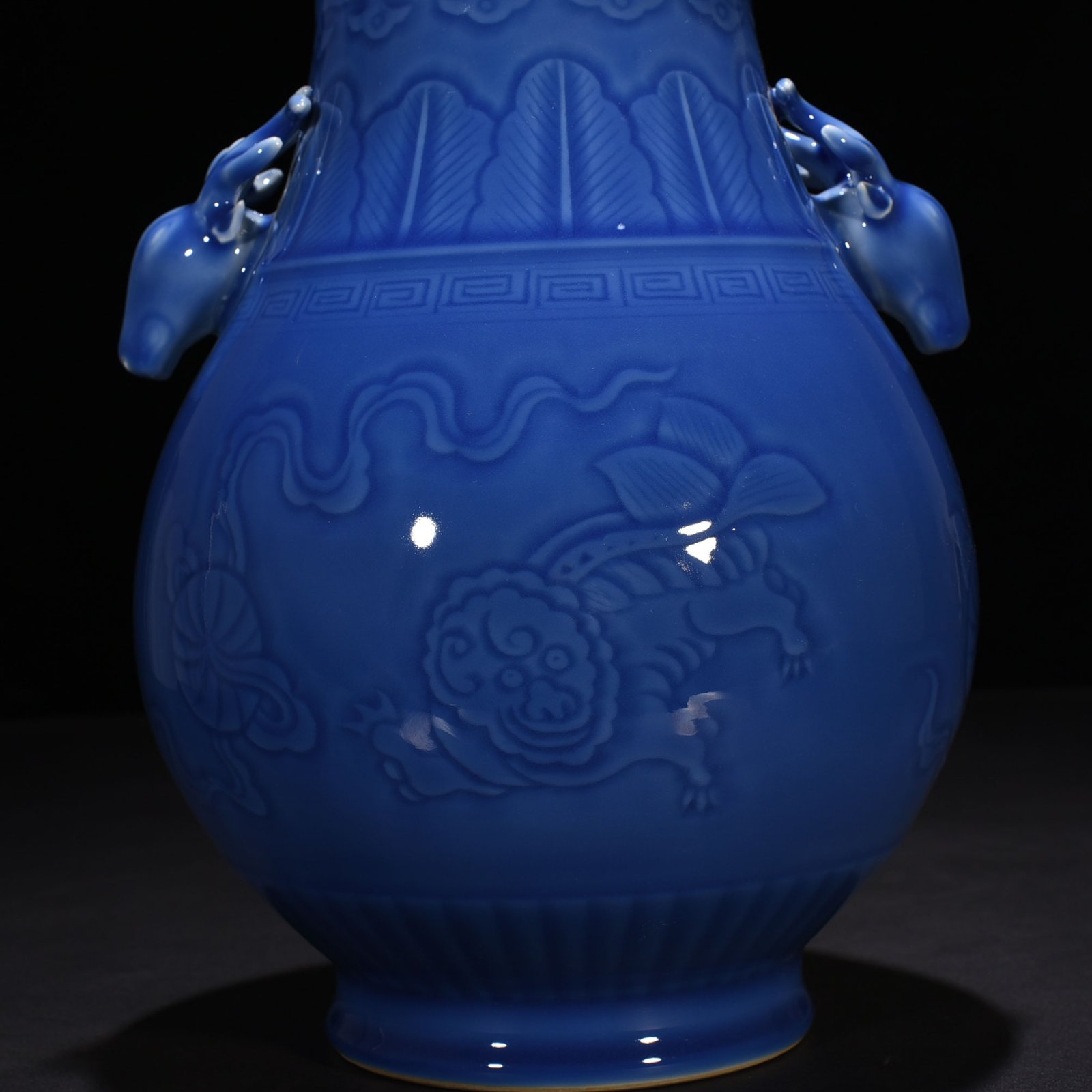 Qing Dynasty Qianlong Festival blue glaze carved lion rolling hydrangea deer head statue