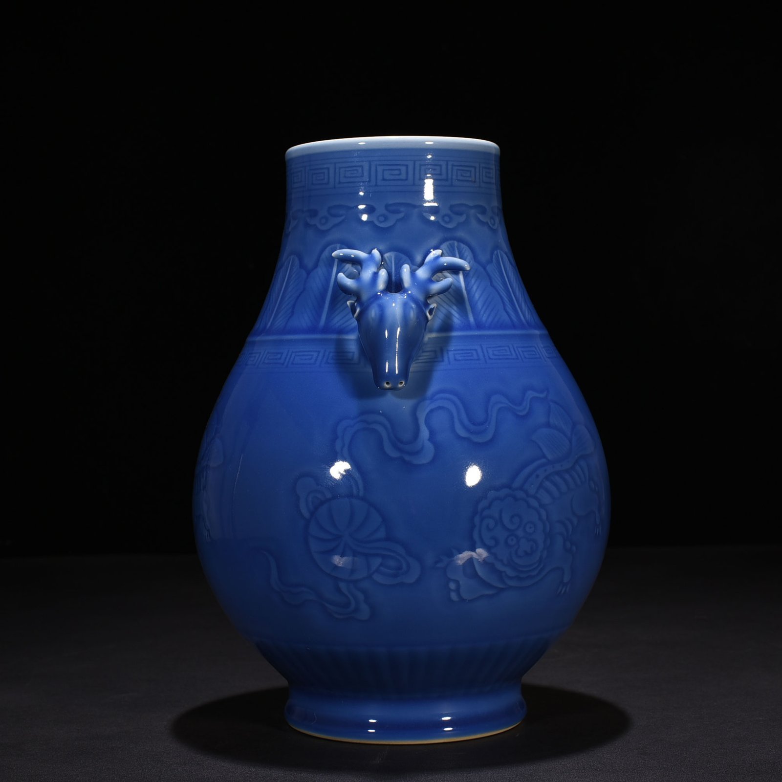 Qing Dynasty Qianlong Festival blue glaze carved lion rolling hydrangea deer head statue
