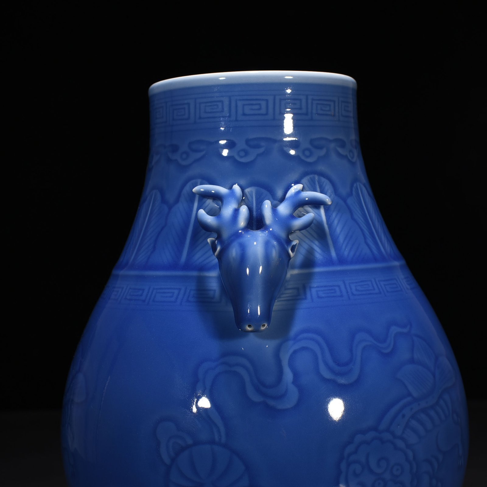 Qing Dynasty Qianlong Festival blue glaze carved lion rolling hydrangea deer head statue