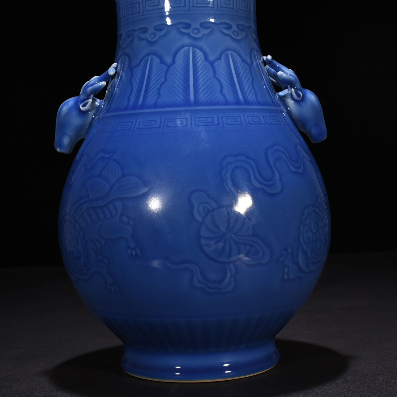Qing Dynasty Qianlong Festival blue glaze carved lion rolling hydrangea deer head statue