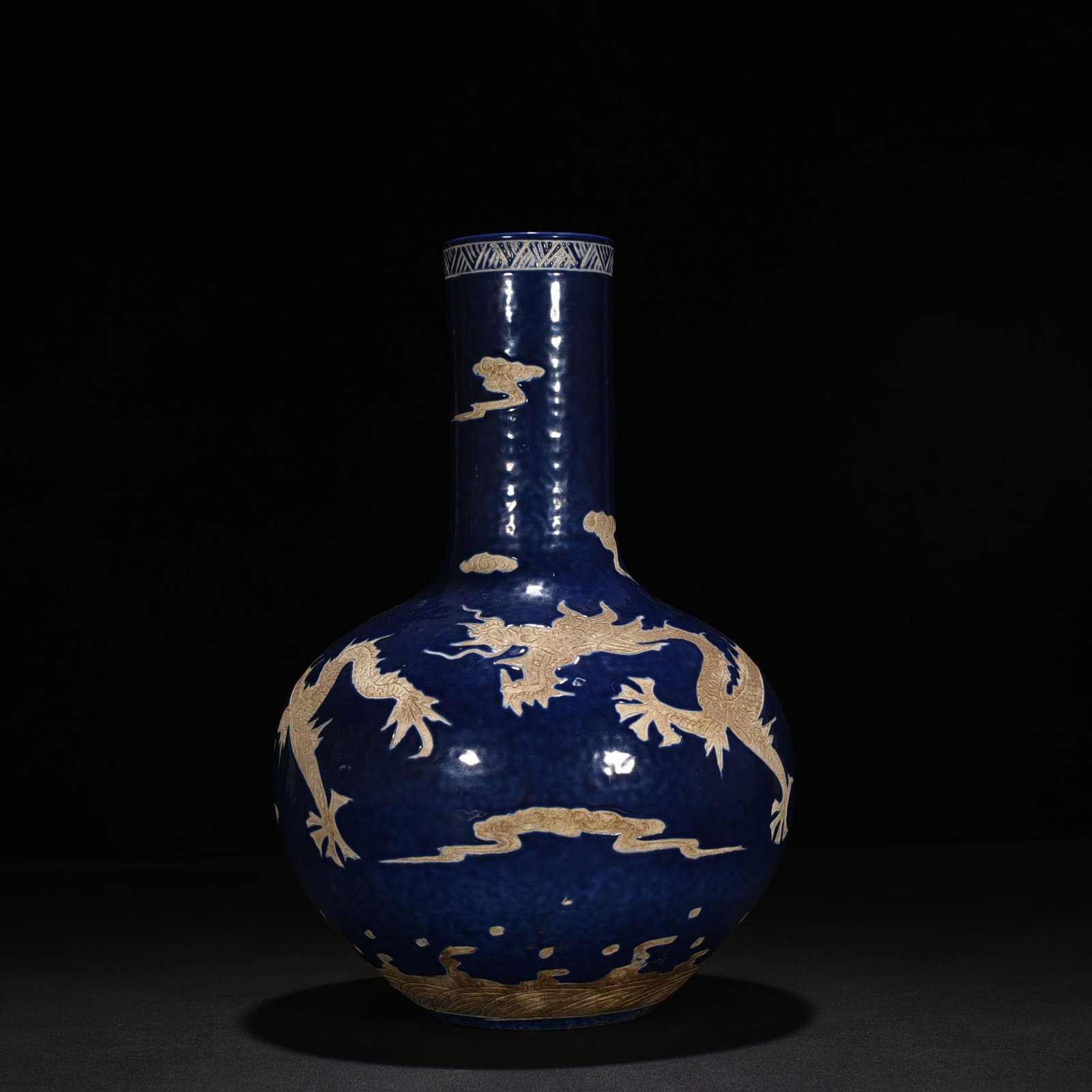 Qing Dynasty Qianlong Festival blue glaze carved dragon pattern celestial sphere vase