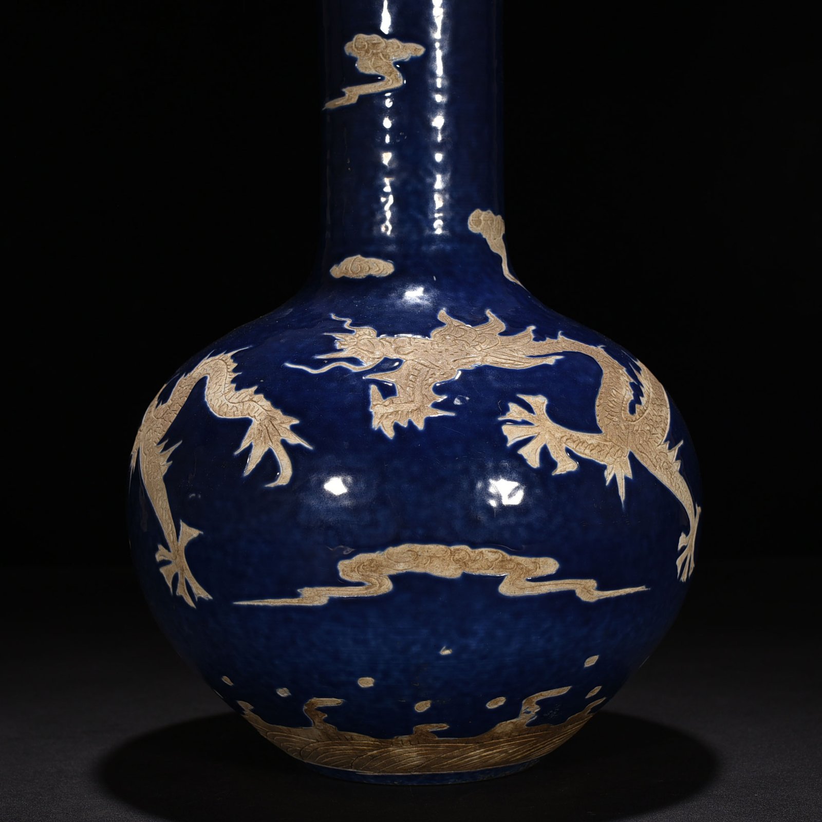 Qing Dynasty Qianlong Festival blue glaze carved dragon pattern celestial sphere vase