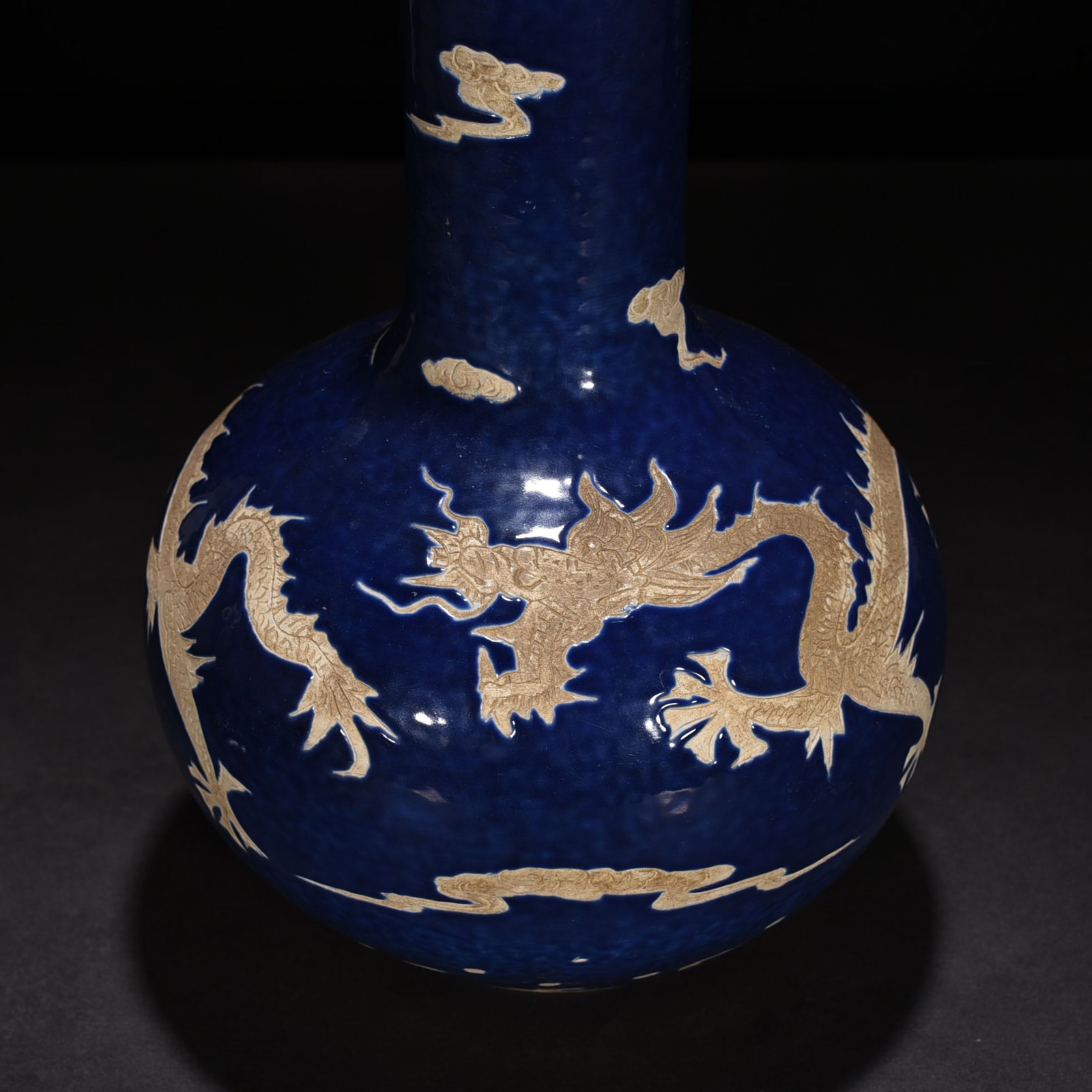 Qing Dynasty Qianlong Festival blue glaze carved dragon pattern celestial sphere vase