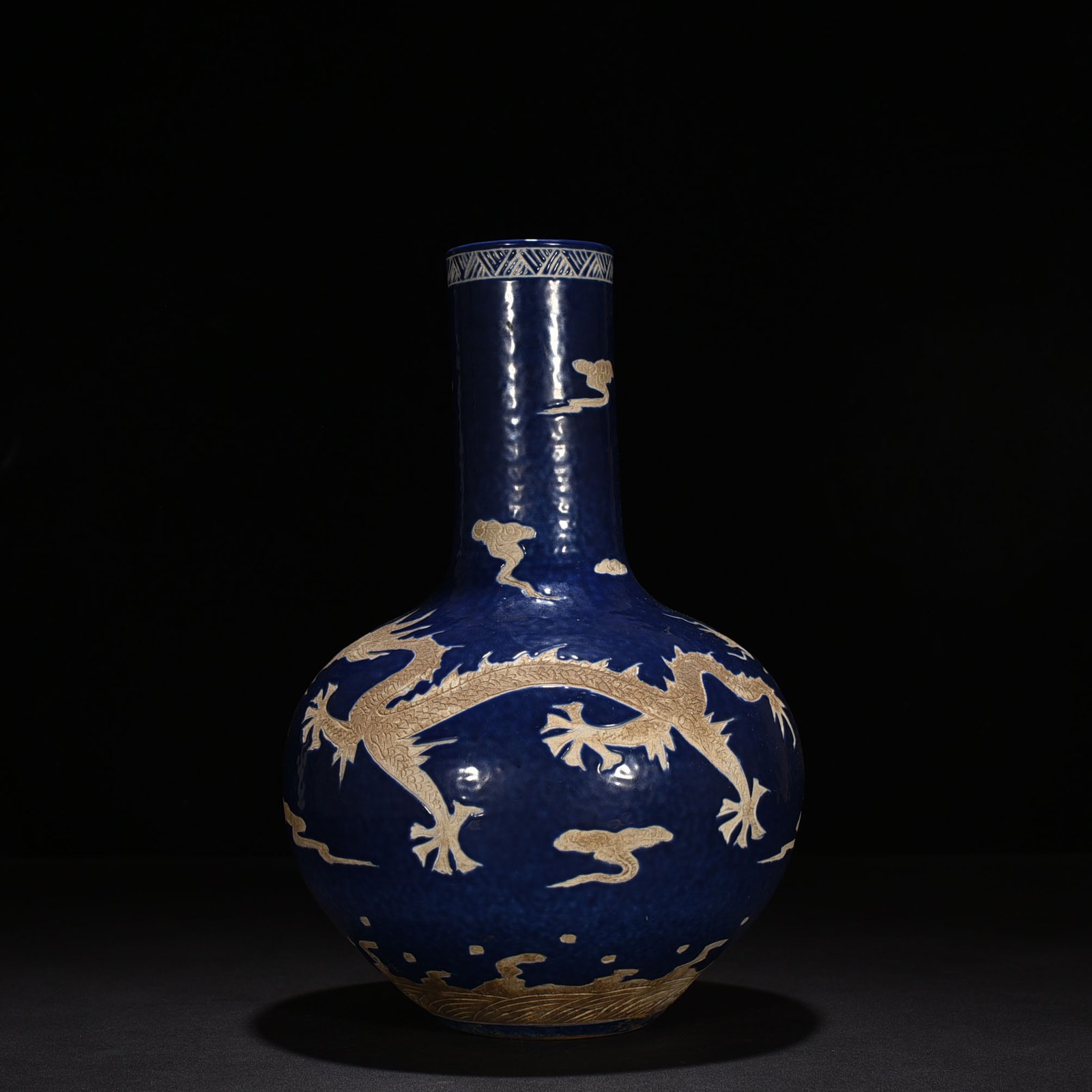 Qing Dynasty Qianlong Festival blue glaze carved dragon pattern celestial sphere vase
