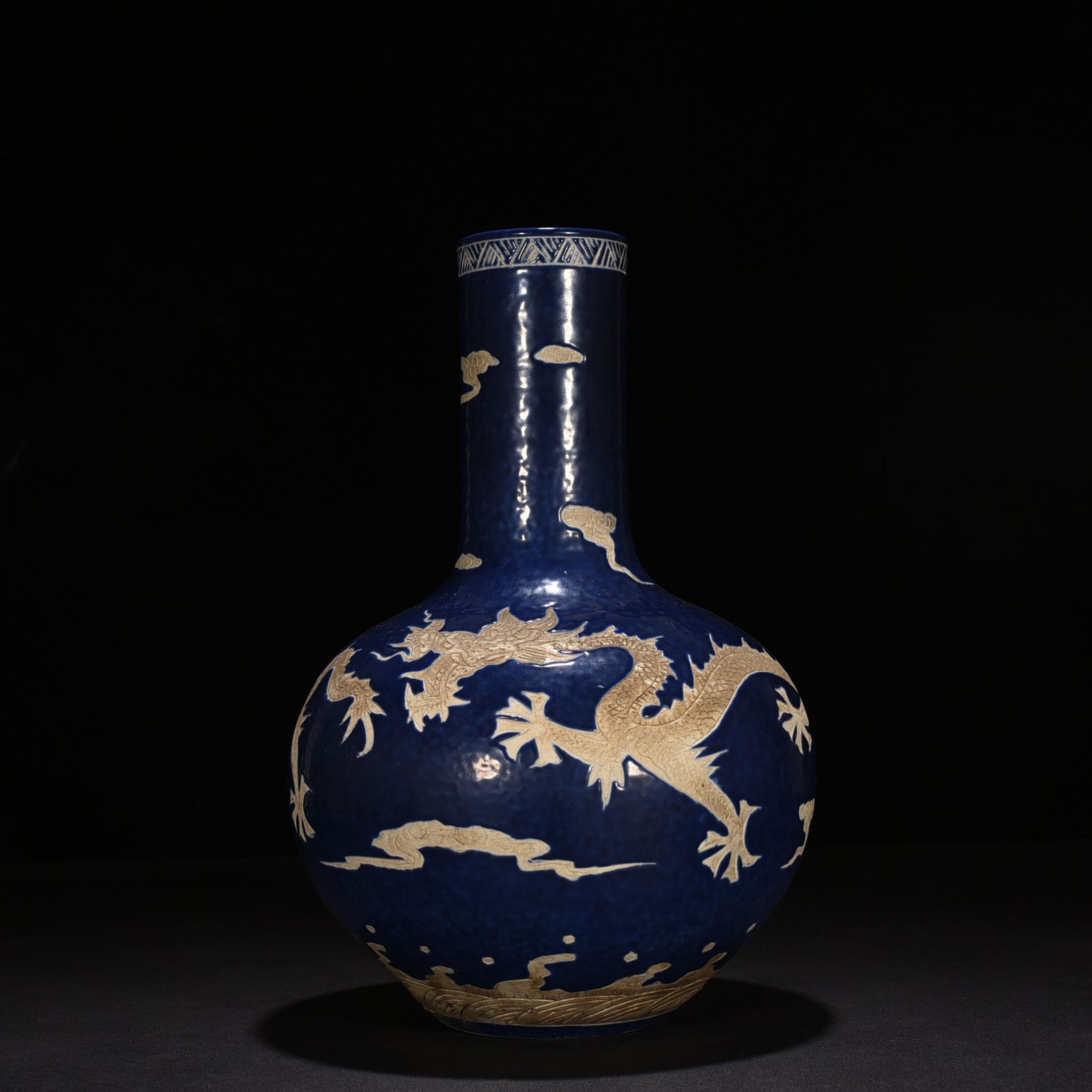 Qing Dynasty Qianlong Festival blue glaze carved dragon pattern celestial sphere vase
