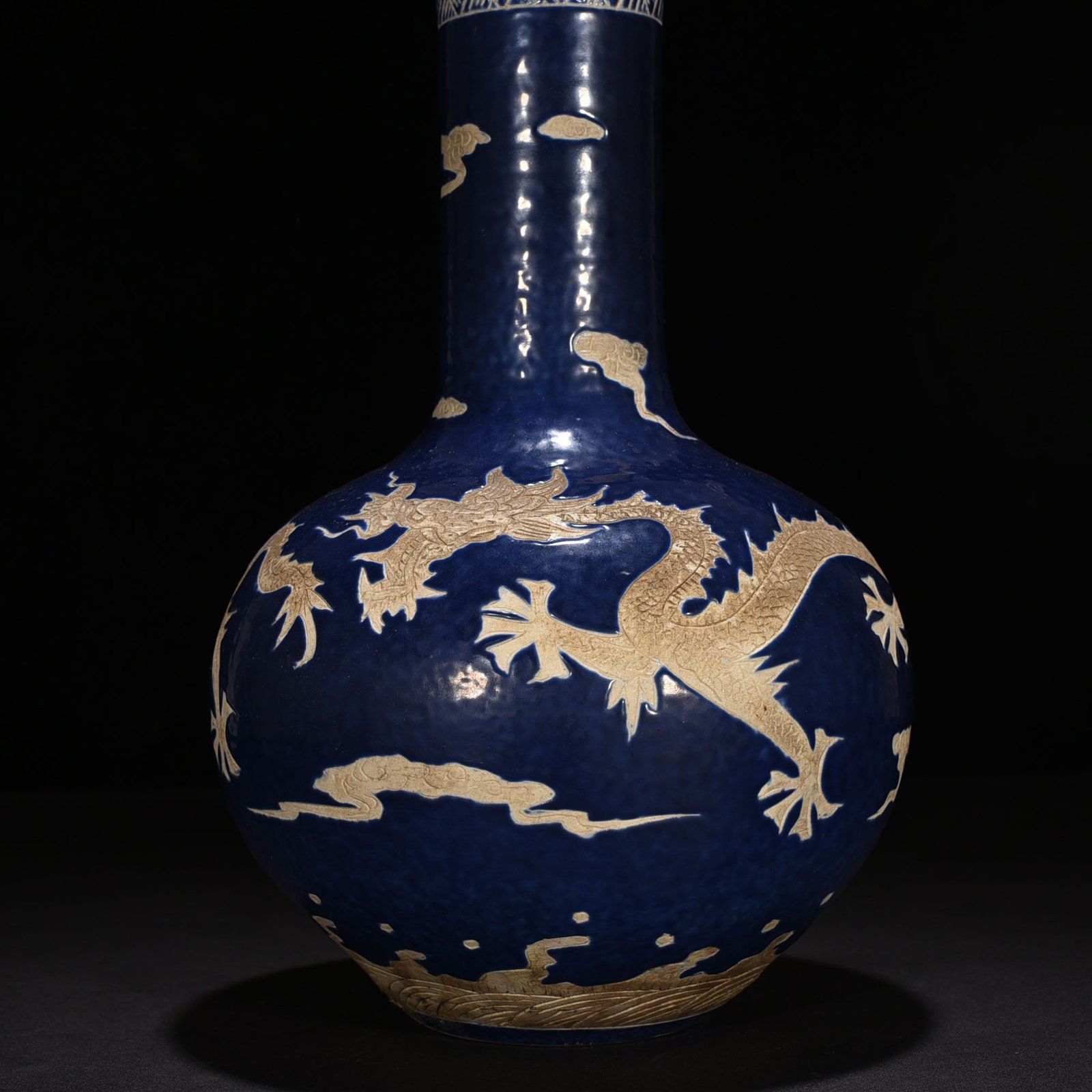 Qing Dynasty Qianlong Festival blue glaze carved dragon pattern celestial sphere vase