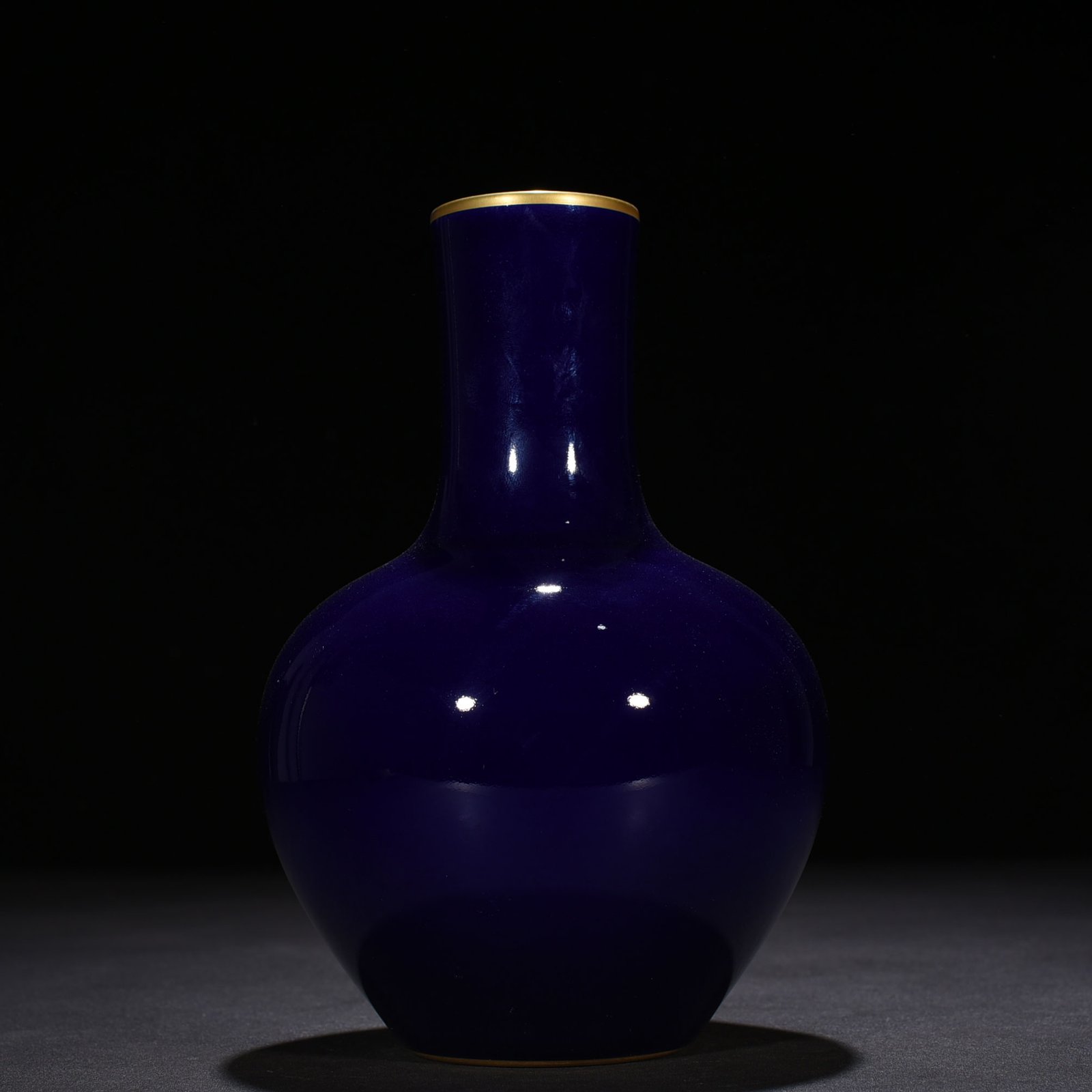 Qing Dynasty Qianlong Festival blue gilt celestial sphere vase