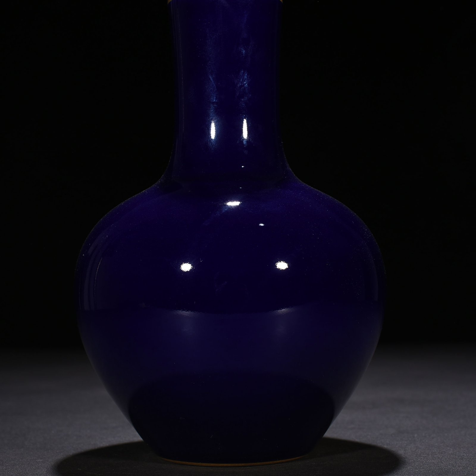 Qing Dynasty Qianlong Festival blue gilt celestial sphere vase