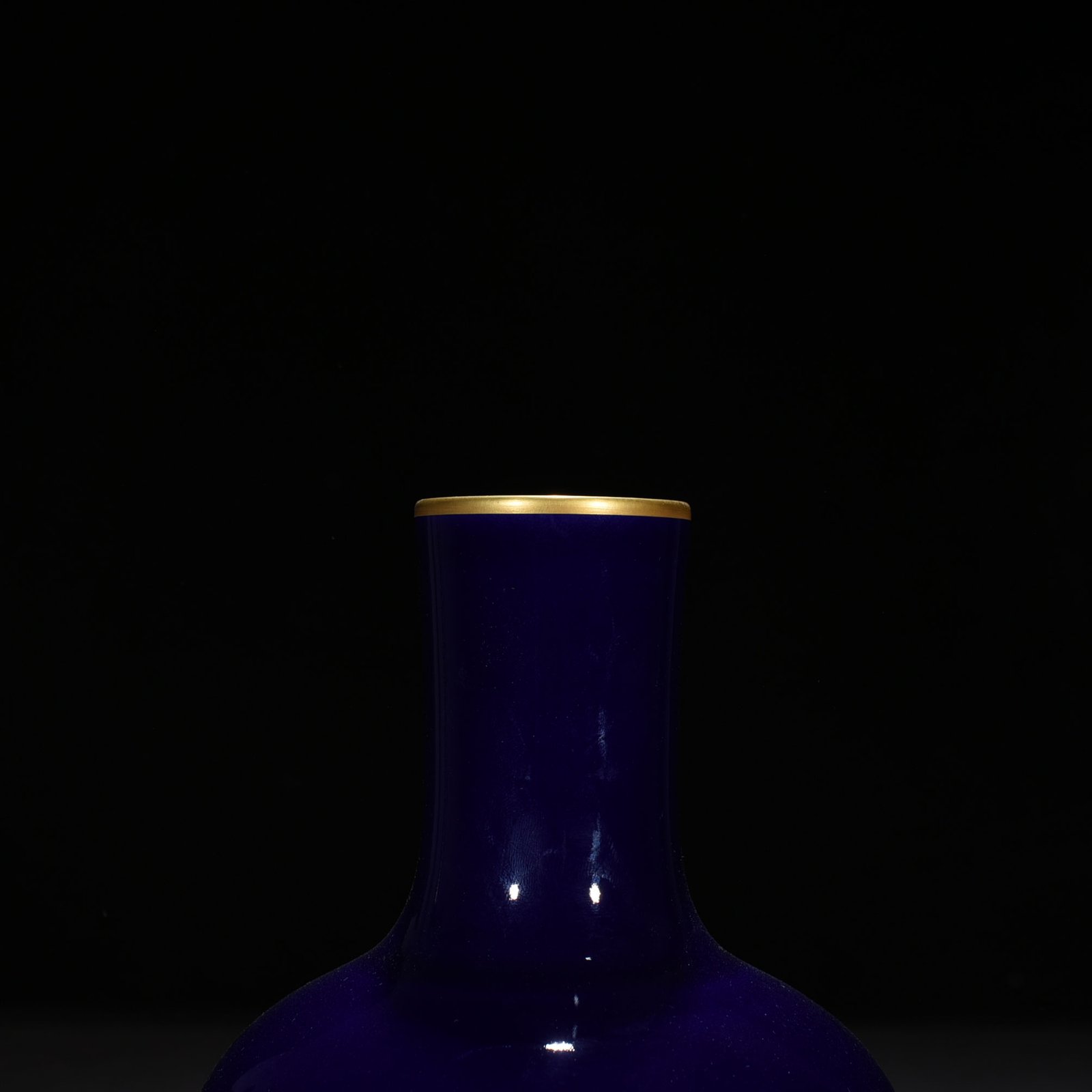 Qing Dynasty Qianlong Festival blue gilt celestial sphere vase