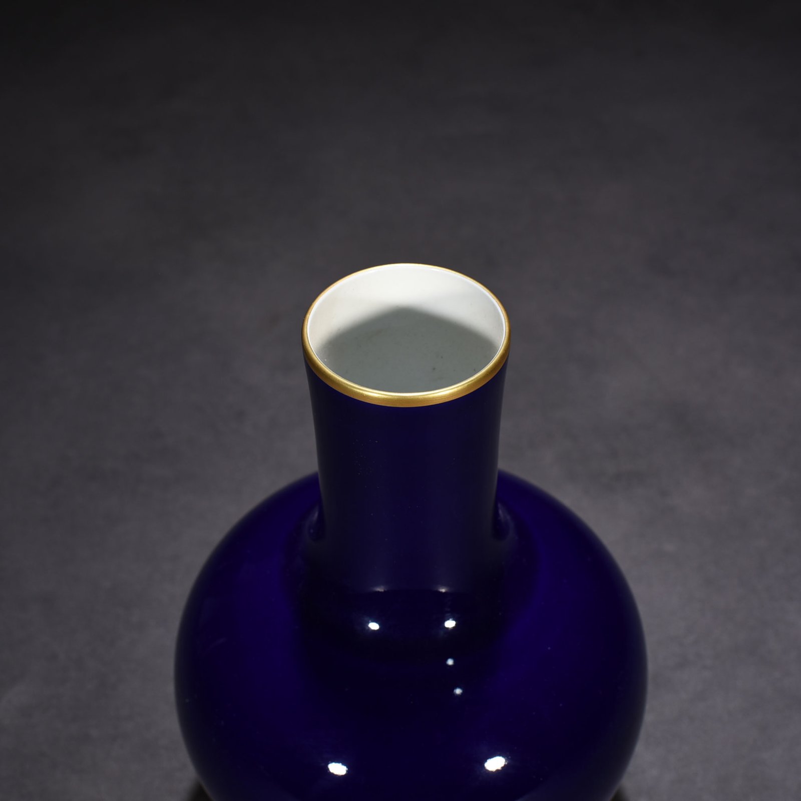 Qing Dynasty Qianlong Festival blue gilt celestial sphere vase