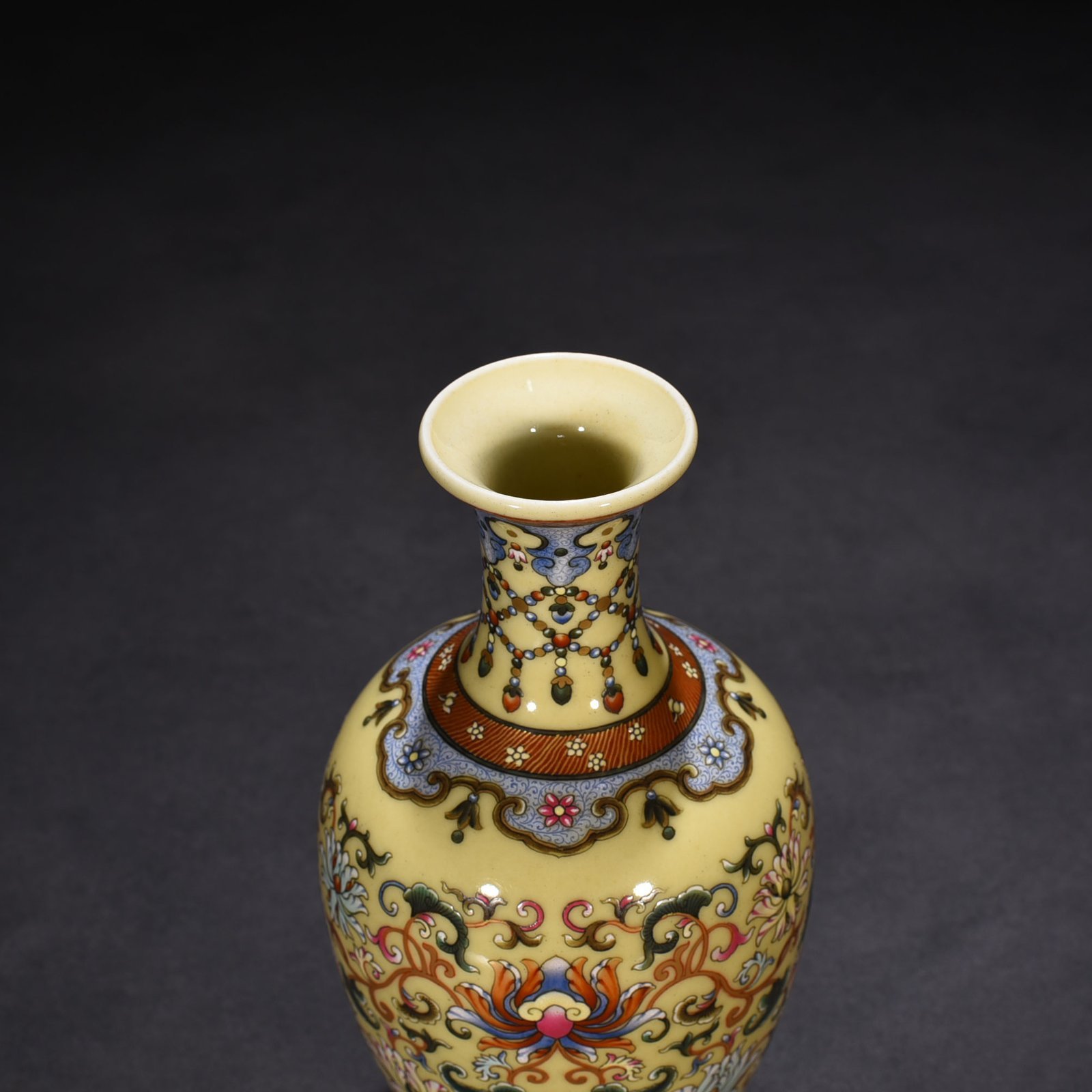 Qing Dynasty Qianlong beige glazed enamel vase with gold
