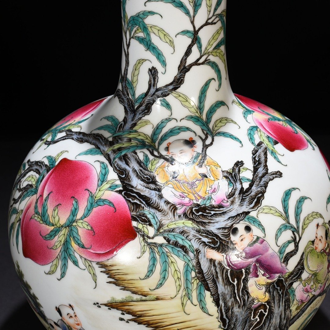 Qing Dynasty Qianlong pastel nine-peach pattern celestial vase