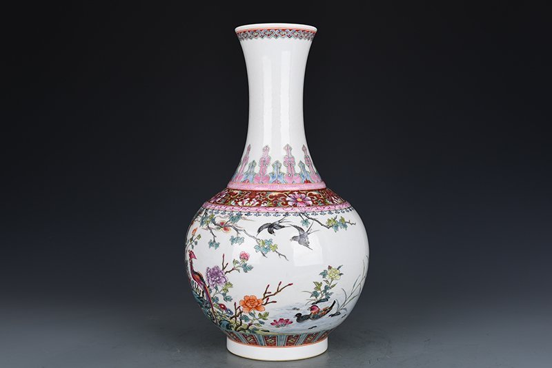 Qing Dynasty Qianlong pastel five-lun picture flower and bird vase