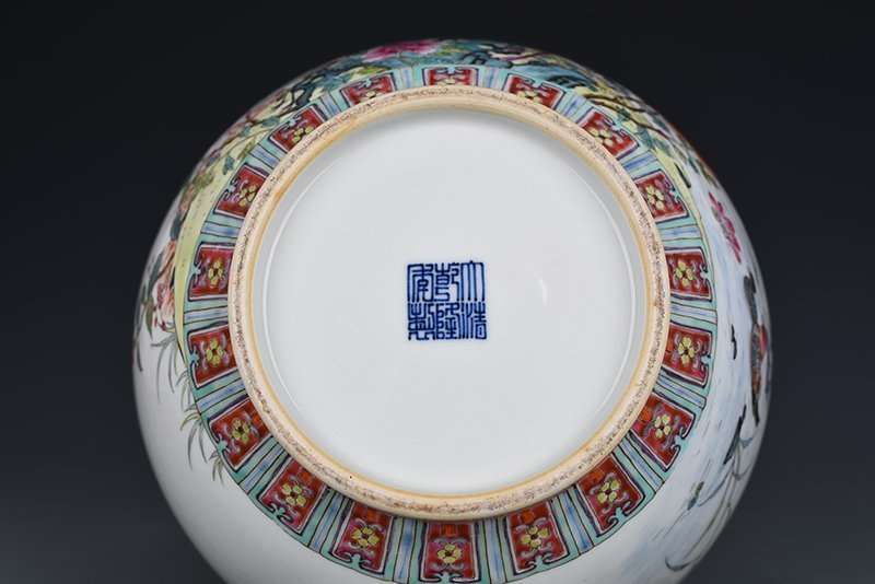 Qing Dynasty Qianlong pastel five-lun picture flower and bird vase