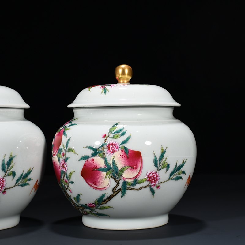 Qing Dynasty Qianlong famille rose Five Blessings and Nine Peach pattern lid jar