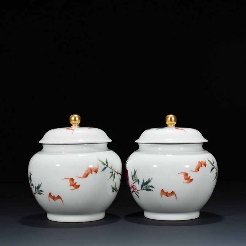 Qing Dynasty Qianlong famille rose Five Blessings and Nine Peach pattern lid jar