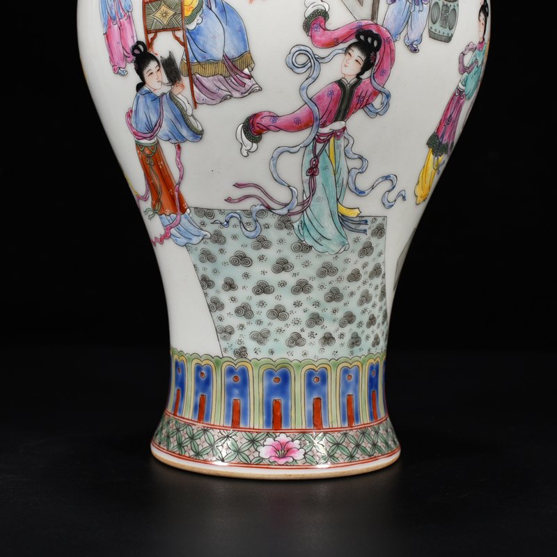 Qing Dynasty Qianlong pastel general jar with character and story pattern