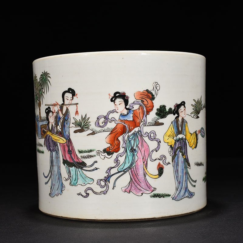 Qing Dynasty Qianlong pastel brush holder with lady figures