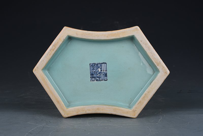 Qing Dynasty Qianlong pastel imitation stone pattern consecrated landscape poetry pen holder