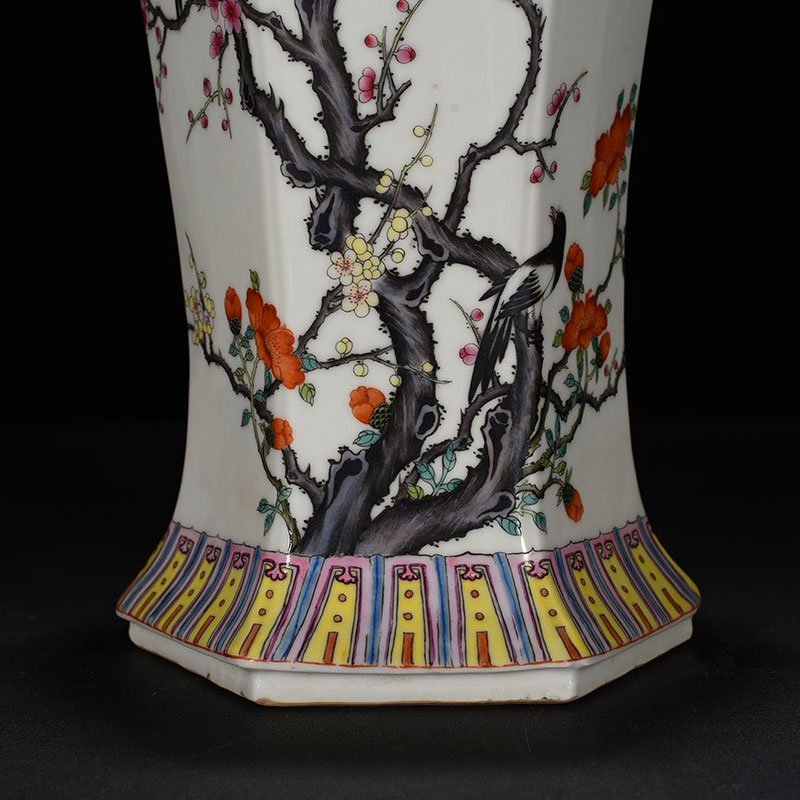 Qing Dynasty Qianlong pastel twelve magpies priming six-square vase