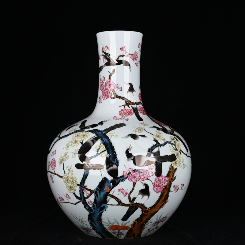 Qing Dynasty Qianlong pastel twelve magpies announcing spring picture celestial sphere vase