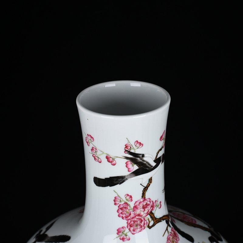 Qing Dynasty Qianlong pastel twelve magpies announcing spring picture celestial sphere vase