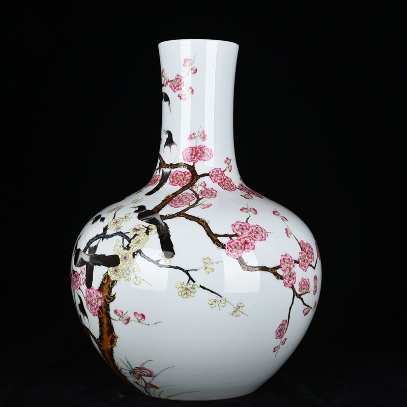 Qing Dynasty Qianlong pastel twelve magpies announcing spring picture celestial sphere vase