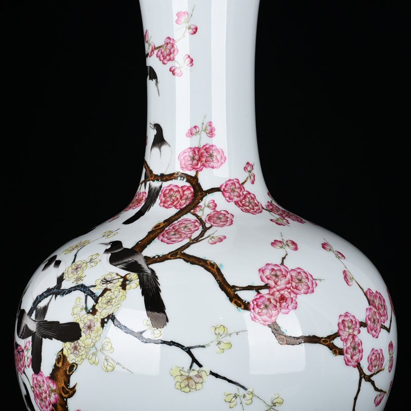 Qing Dynasty Qianlong pastel twelve magpies announcing spring picture celestial sphere vase