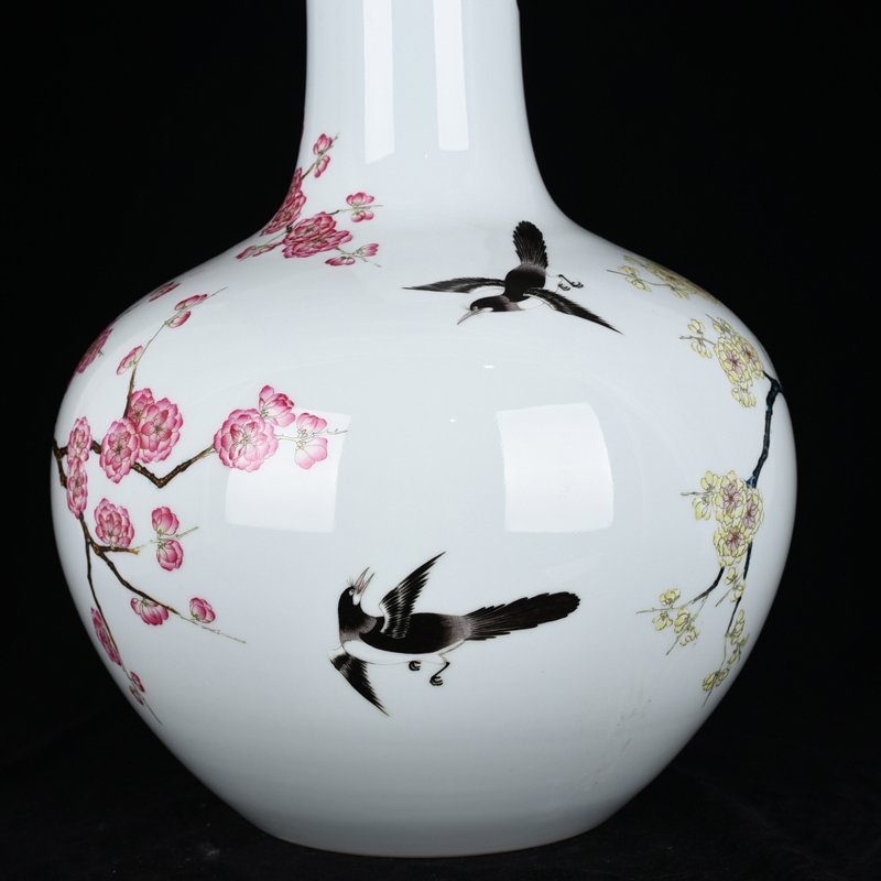 Qing Dynasty Qianlong pastel twelve magpies announcing spring picture celestial sphere vase