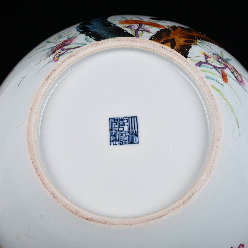 Qing Dynasty Qianlong pastel twelve magpies announcing spring picture celestial sphere vase