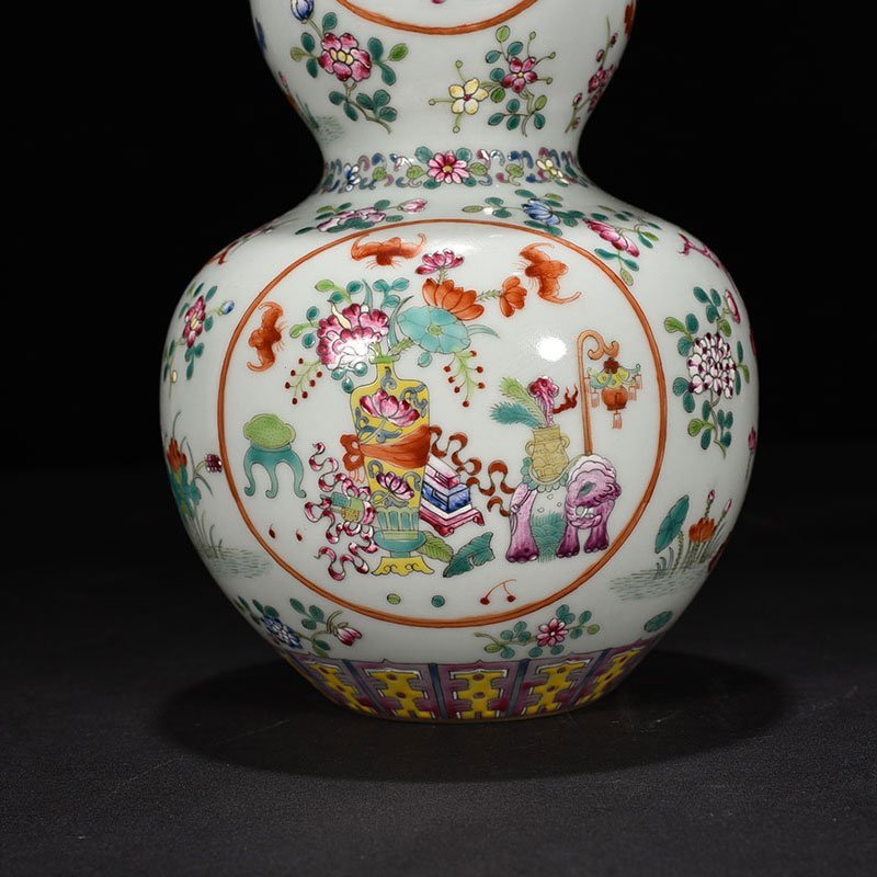 Qing Dynasty Qianlong pastel gourd vase with ancient floral patterns