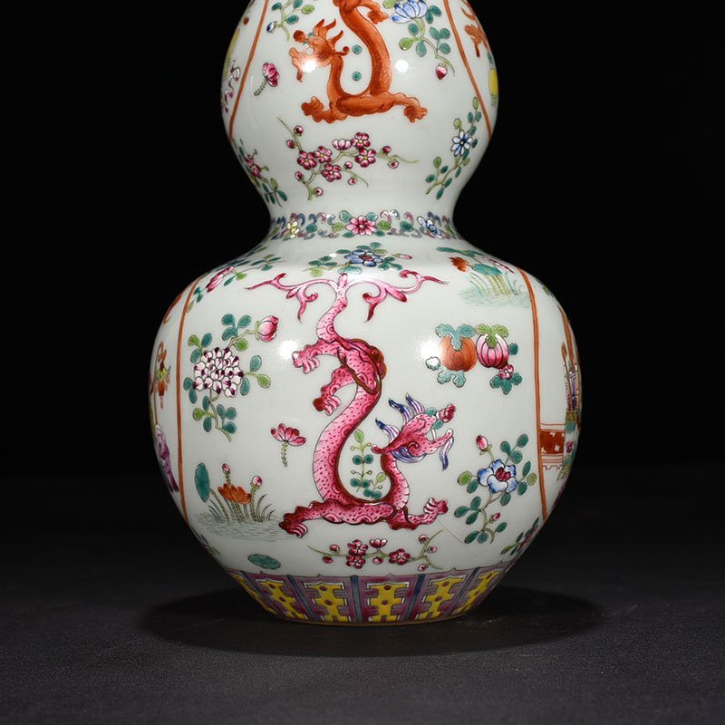 Qing Dynasty Qianlong pastel gourd vase with ancient floral patterns