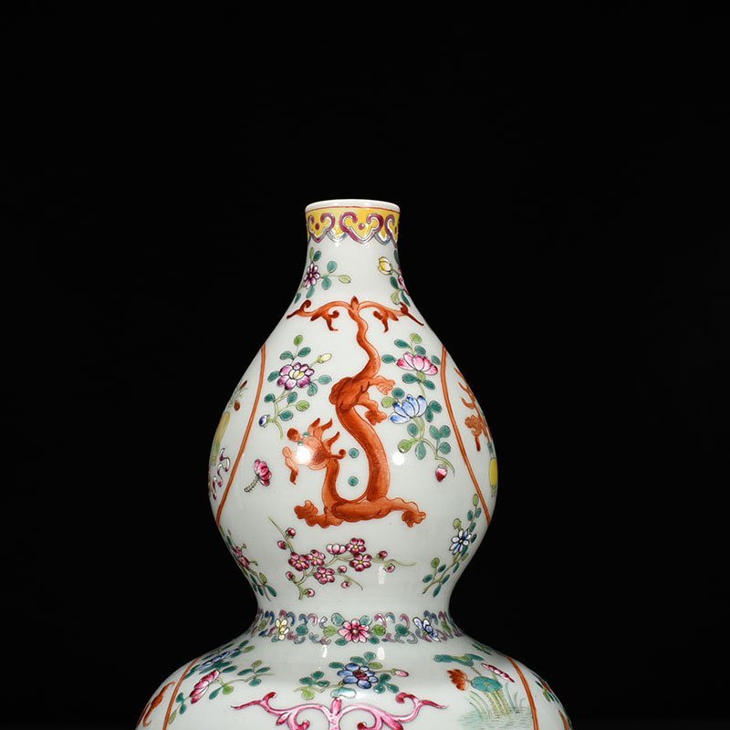 Qing Dynasty Qianlong pastel gourd vase with ancient floral patterns