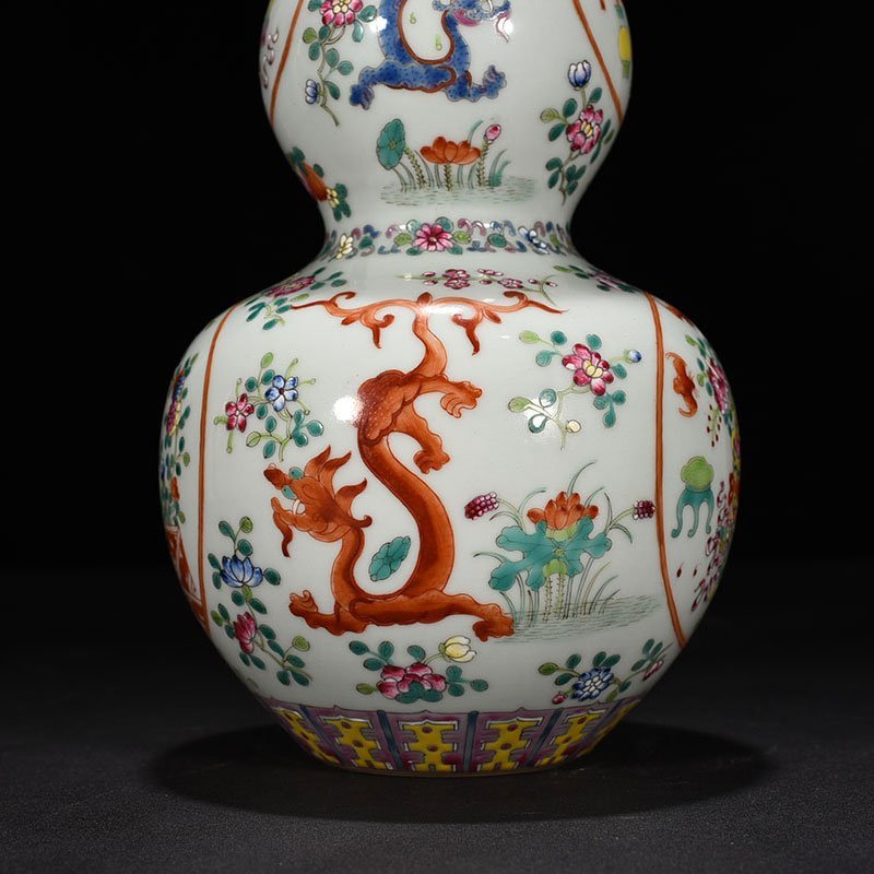 Qing Dynasty Qianlong pastel gourd vase with ancient floral patterns