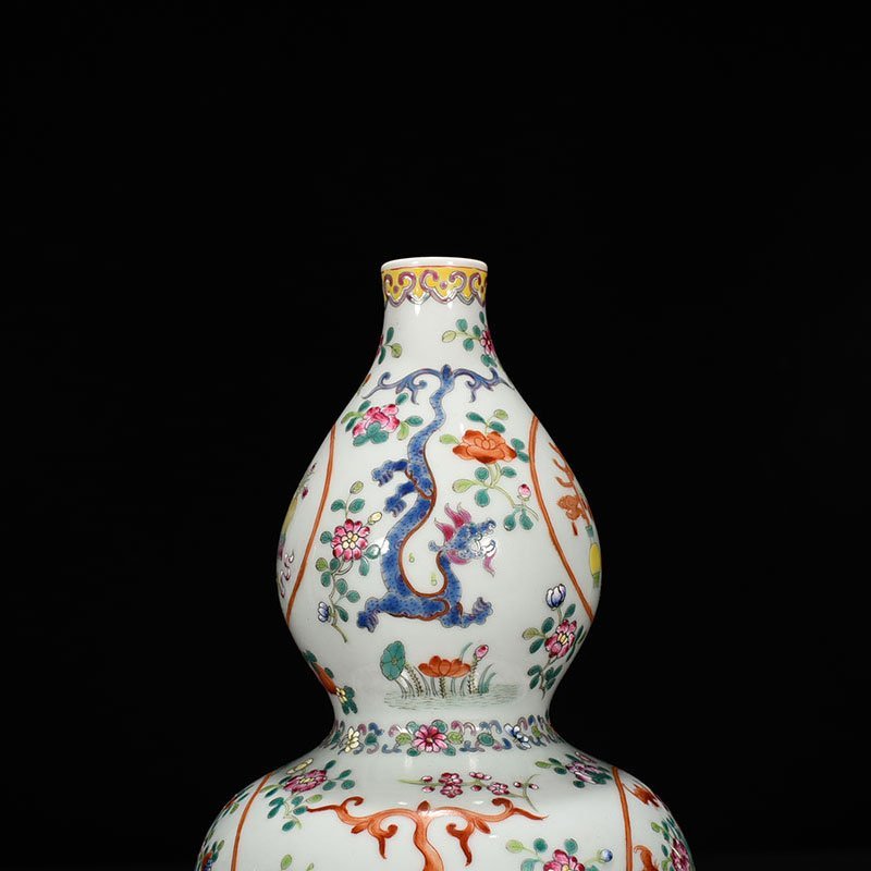 Qing Dynasty Qianlong pastel gourd vase with ancient floral patterns