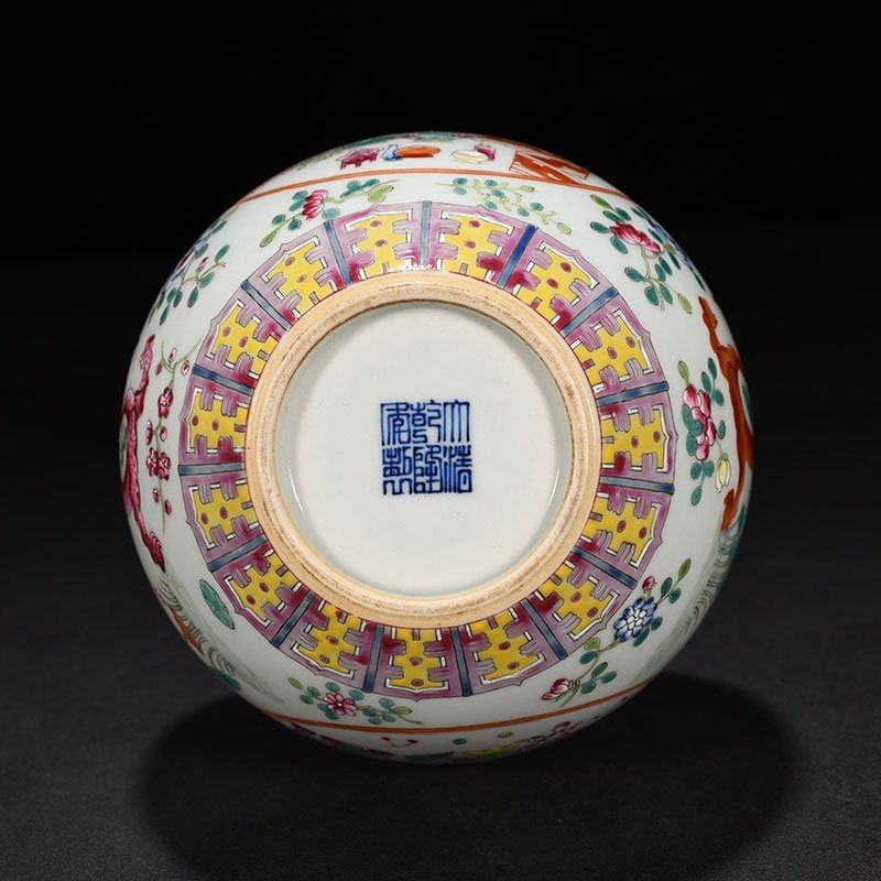 Qing Dynasty Qianlong pastel gourd vase with ancient floral patterns