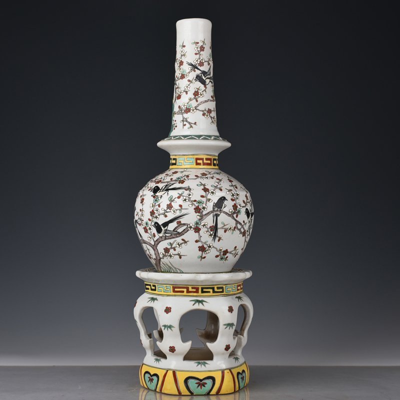 Qing Dynasty Qianlong pastel magpie and plum blossom vase