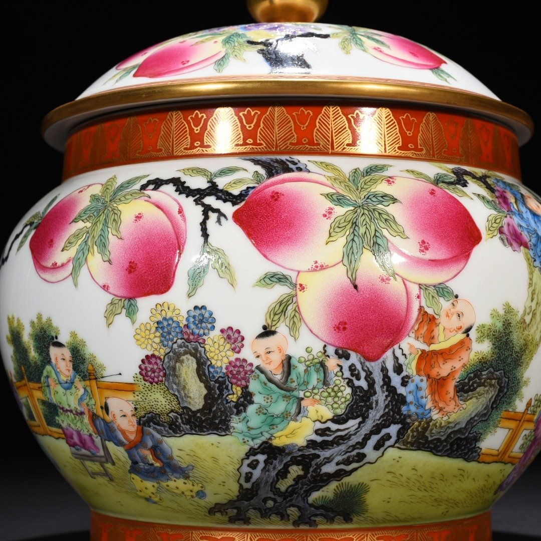 Qing Dynasty Qianlong pastel gold-painted Jiuzi flat peach pattern lid jar