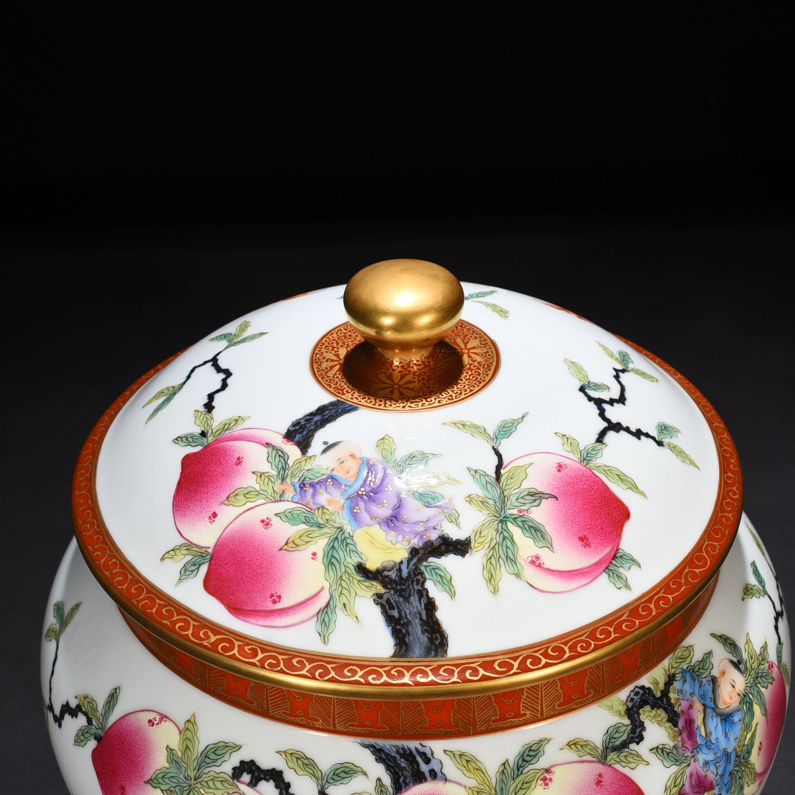 Qing Dynasty Qianlong pastel gold-painted Jiuzi flat peach pattern lid jar