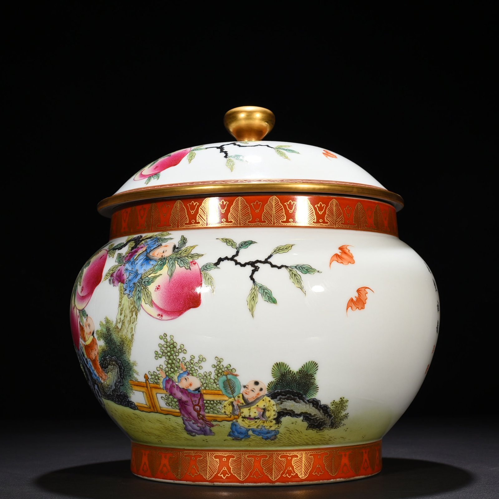 Qing Dynasty Qianlong pastel gold-painted Jiuzi flat peach pattern lid jar