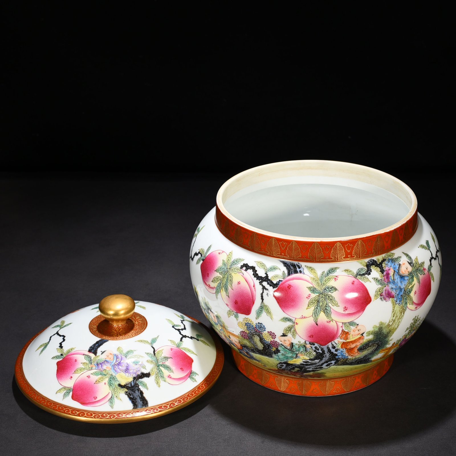 Qing Dynasty Qianlong pastel gold-painted Jiuzi flat peach pattern lid jar