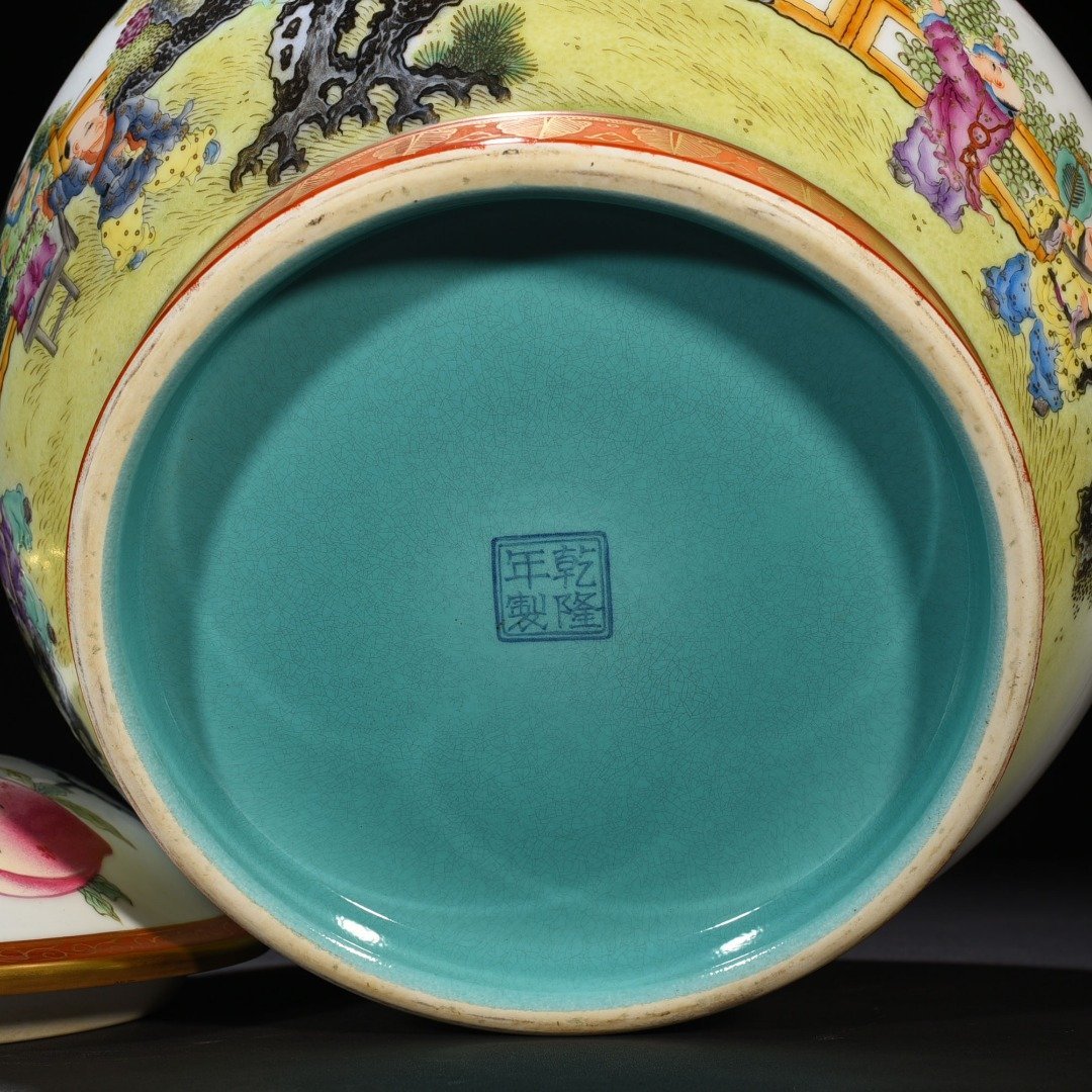 Qing Dynasty Qianlong pastel gold-painted Jiuzi flat peach pattern lid jar